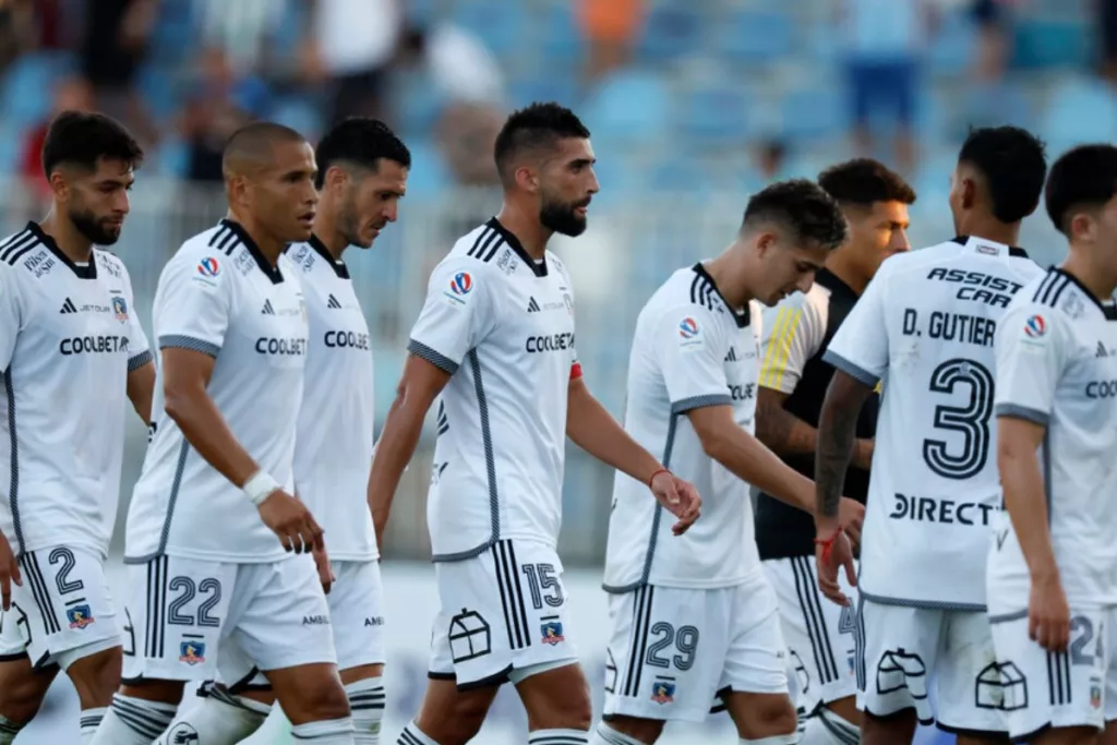 Jugadores de Colo-Colo dentro de la cancha