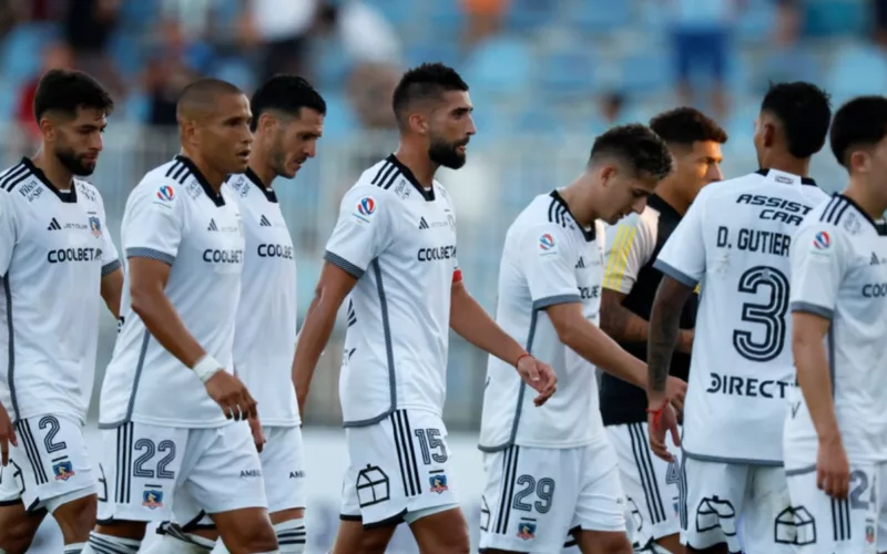 Jugadores de Colo-Colo dentro de la cancha