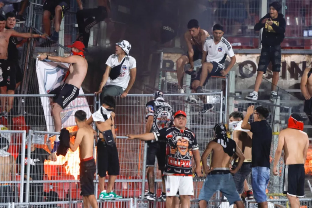 Barra brava de Colo-Colo en las tribunas