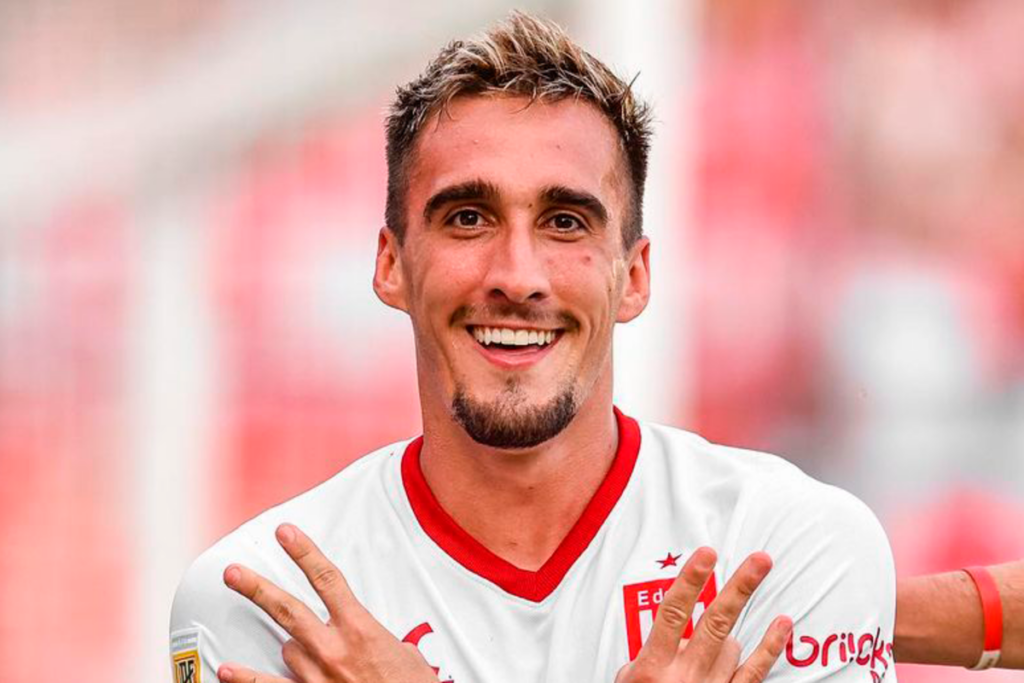 Mauro Méndez celebrando un gol con la camiseta de Estudiantes de La Plata durante la temporada 2024.