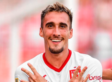 Mauro Méndez celebrando un gol con la camiseta de Estudiantes de La Plata durante la temporada 2024.