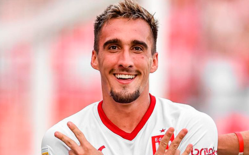 Mauro Méndez celebrando un gol con la camiseta de Estudiantes de La Plata durante la temporada 2024.