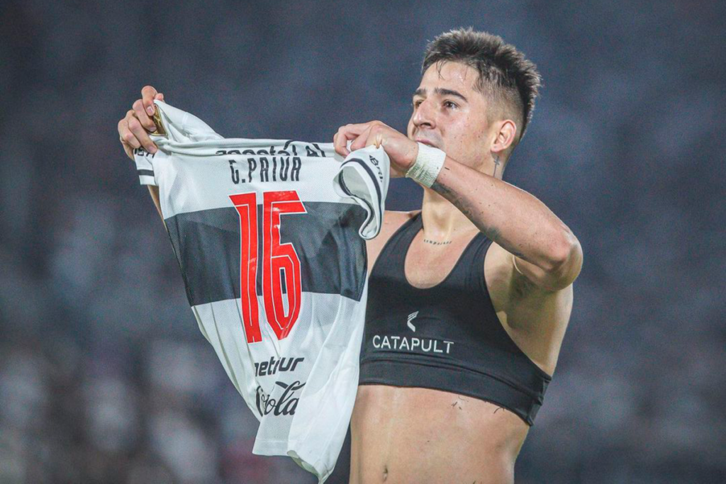 Guillermo Paiva alza su camiseta y se la muestra a los hinchas de Olimpia tras anotar un gol con el elenco paraguayo.