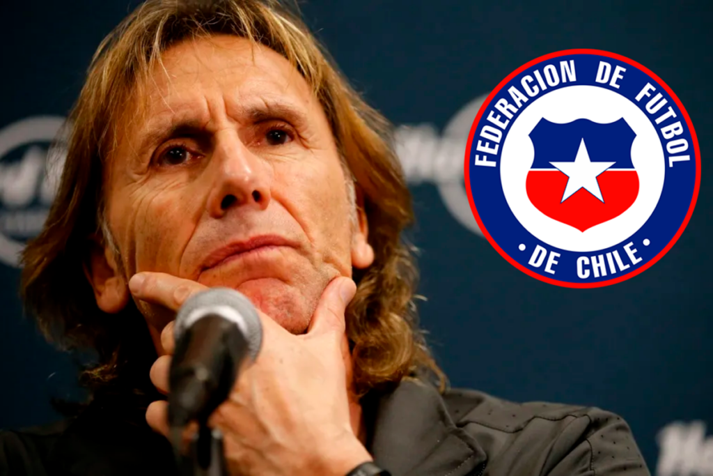 Ricardo Gareca con mirada pensativa en plena conferencia de prensa, mientras que a mano derecha está incrustado el logo de la Selección Chilena de fútbol.