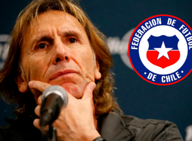 Ricardo Gareca con mirada pensativa en plena conferencia de prensa, mientras que a mano derecha está incrustado el logo de la Selección Chilena de fútbol.