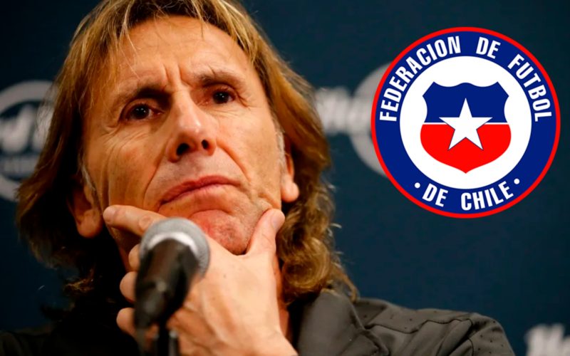 Ricardo Gareca con mirada pensativa en plena conferencia de prensa, mientras que a mano derecha está incrustado el logo de la Selección Chilena de fútbol.