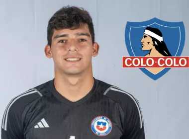 Vicente Reyes sonriendo en una sesión de fotos con la camiseta de la Selección Chilena, mientras que a mano derecha aparece el logo de Colo-Colo incrustado en la imagen.