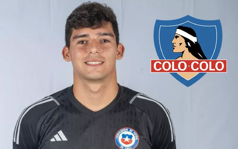 Vicente Reyes sonriendo en una sesión de fotos con la camiseta de la Selección Chilena, mientras que a mano derecha aparece el logo de Colo-Colo incrustado en la imagen.