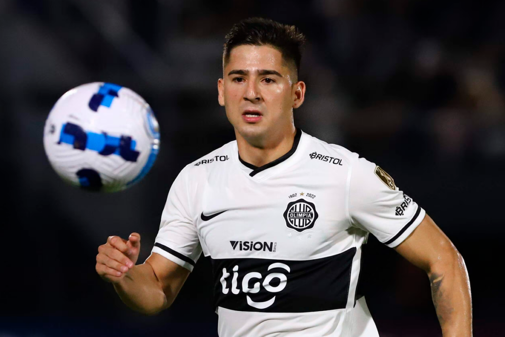 Guillermo Paiva con la mirada fija en el balón mientras defiende la camiseta de Olimpia de Pararaguay.