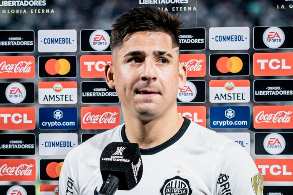 Guillermo Paiva en plena entrevista con la transmisión oficial de la Copa Libertadores de América con la camiseta de Olimpia de Paraguay.