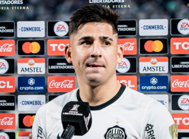 Guillermo Paiva en plena entrevista con la transmisión oficial de la Copa Libertadores de América con la camiseta de Olimpia de Paraguay.