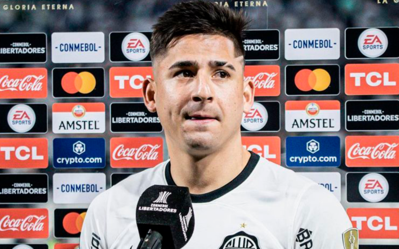 Guillermo Paiva en plena entrevista con la transmisión oficial de la Copa Libertadores de América con la camiseta de Olimpia de Paraguay.