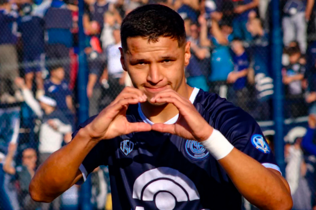 Alex Arce celebra un gol con la camiseta de Independiente Rivadavia y forma un corazón con sus dos manos.