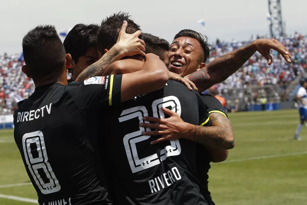 Futbolistas de Colo-Colo celebran un gol en el Estadio San Carlos de Apoquindo y se abrazan en plena temporada 2017.