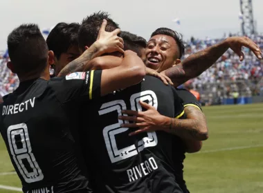 Futbolistas de Colo-Colo celebran un gol en el Estadio San Carlos de Apoquindo y se abrazan en plena temporada 2017.