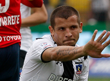 Emiliano Vecchio levanta su mano en señal de disculpas en pleno partido defendiendo la camiseta de Colo-Colo ante Unión Española.