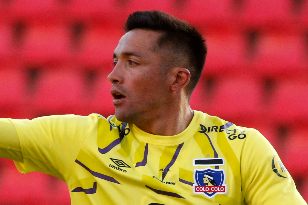 Miguel Pinto con cara de seriedad en pleno partido con la camiseta de Colo-Colo.