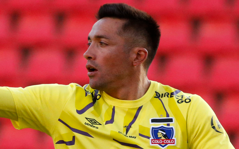 Miguel Pinto con cara de seriedad en pleno partido con la camiseta de Colo-Colo.