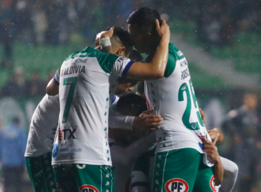 Jugadores de Deportes Puerto Montt se abrazan y celebra un gol durante la temporada 2022.