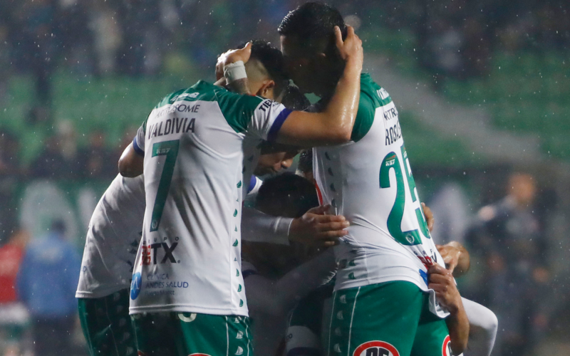 Jugadores de Deportes Puerto Montt se abrazan y celebra un gol durante la temporada 2022.