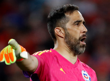 Claudio Bravo apuntando con su brazo derecho en pleno partido con la camiseta de la Selección Chilena de fútbol.