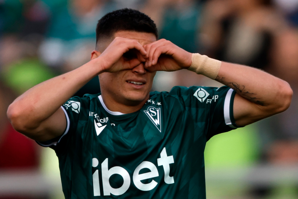 Lucas Cepeda celebrando un gol con las manos en sus ojos durante la temporada 2023 con Santiago Wanderers.