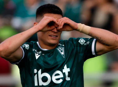 Lucas Cepeda celebrando un gol con las manos en sus ojos durante la temporada 2023 con Santiago Wanderers.