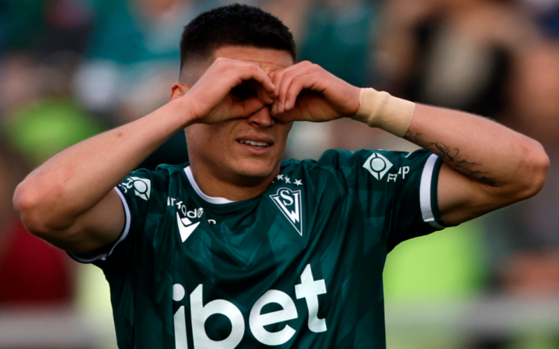 Lucas Cepeda celebrando un gol con las manos en sus ojos durante la temporada 2023 con Santiago Wanderers.