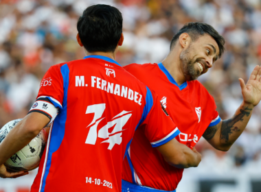 Jorge Valdivia y Matías Fernández se abrazan en plena despedida del "14 de los blancos" del fútbol profesional.