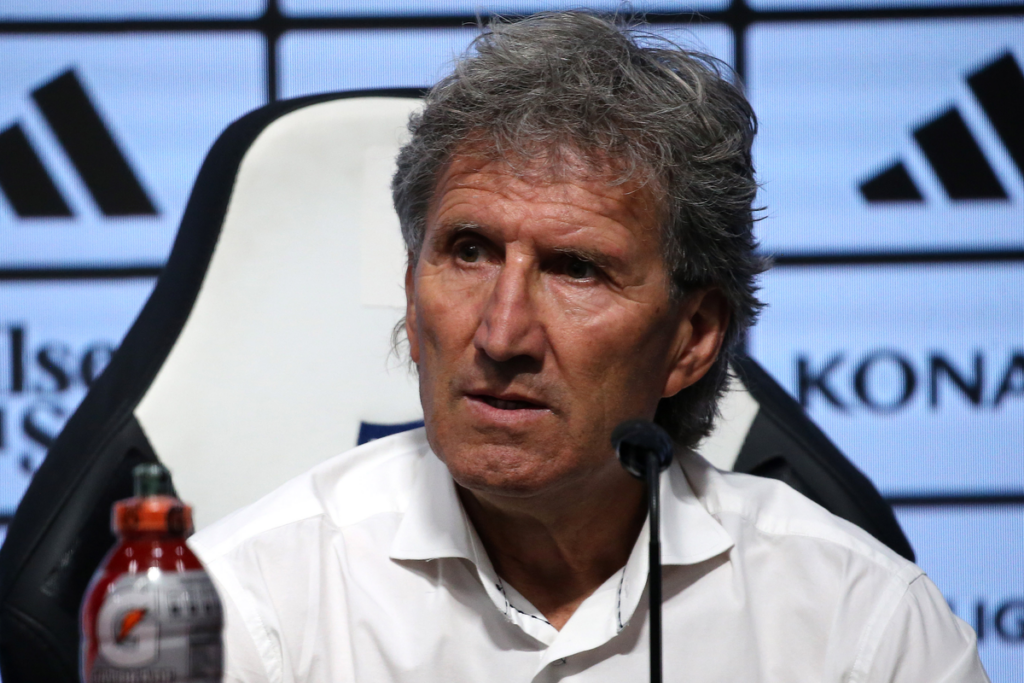 Daniel Morón en plena conferencia de prensa en su rol de director deportivo de Blanco y Negro.