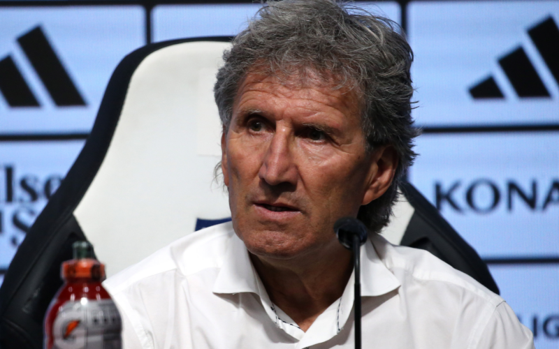 Daniel Morón en plena conferencia de prensa en su rol de director deportivo de Blanco y Negro.