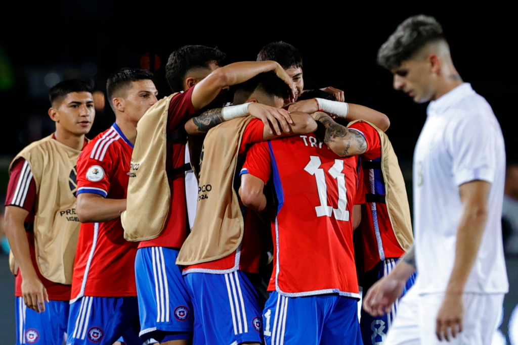 La Selección Chilena Sub 23 se abraza tras vencer a Uruguay en el Preolímpico Sub 23.