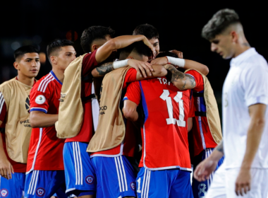 La Selección Chilena Sub 23 se abraza tras vencer a Uruguay en el Preolímpico Sub 23.