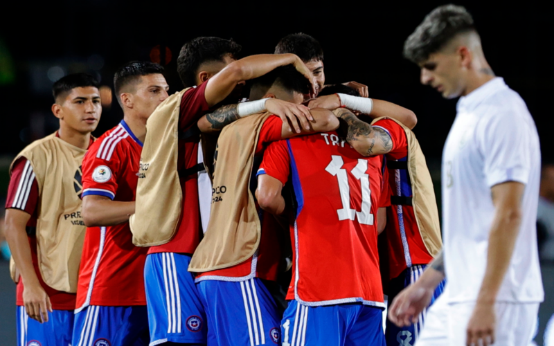 La Selección Chilena Sub 23 se abraza tras vencer a Uruguay en el Preolímpico Sub 23.