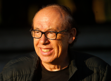 Alfredo Stöhwing, presidente de Blanco y Negro durante la temporada 2024, sonriendo y mirando hacia al horizonte,