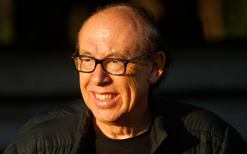 Alfredo Stöhwing, presidente de Blanco y Negro durante la temporada 2024, sonriendo y mirando hacia al horizonte,