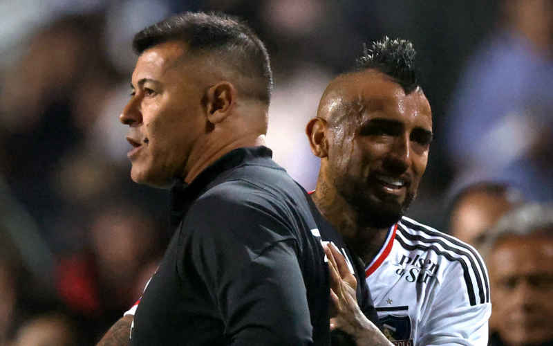 Arturo Vidal abraza a Jorge Almirón y sonríe en pleno partido con la camiseta de Colo-Colo durante la temporada 2024.