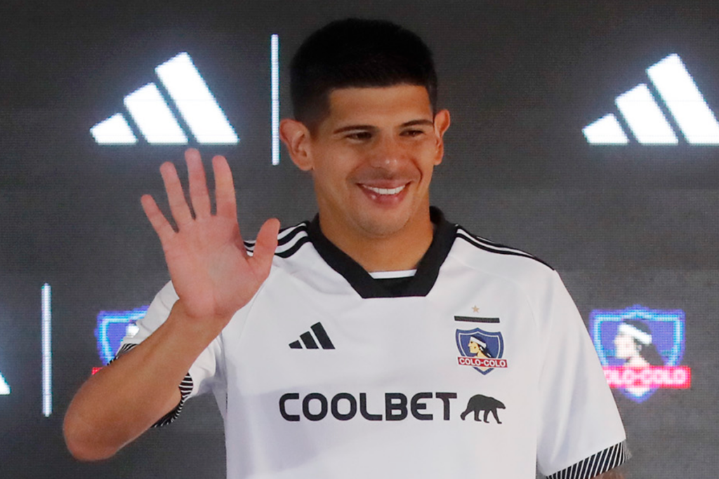 Esteban Pavez con cara de felicidad saluda a los asistentes que llegaron al Estadio Monumental para la presentación de la camiseta 2024 de Colo-Colo.