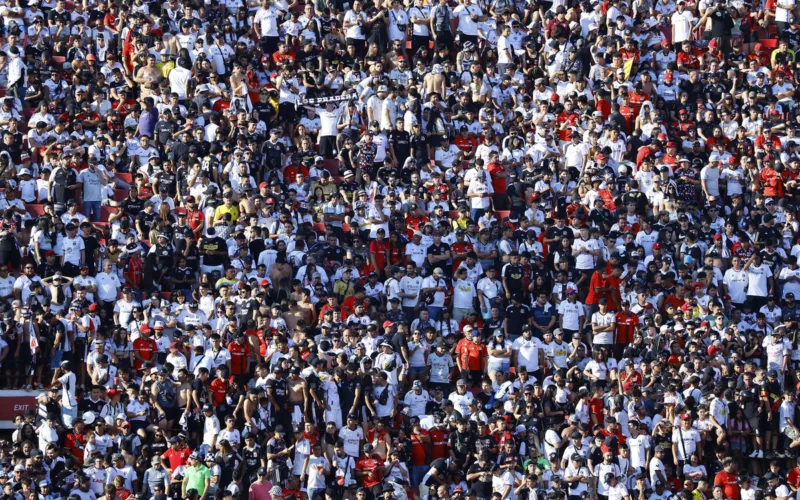 Hinchas de Colo-Colo apostados en el sector norte del Estadio Nacional durante la Supercopa 2024 ante Huachipato.