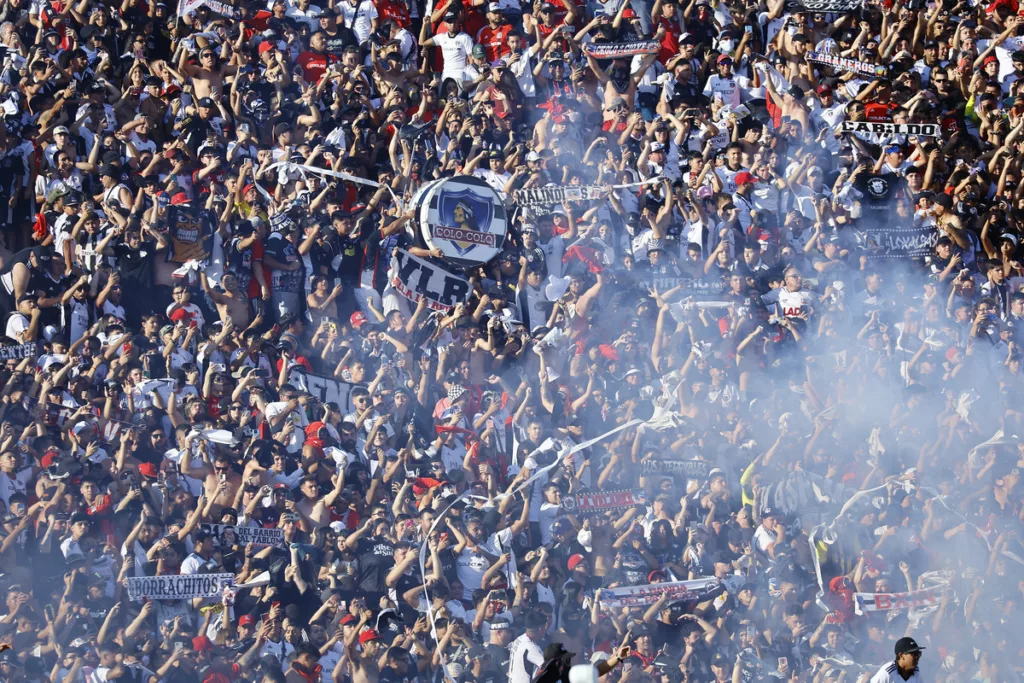 Hinchas de Colo-Colo apostados en el sector norte del Estadio Nacional durante la Supercopa 2024 ante Huachipato.