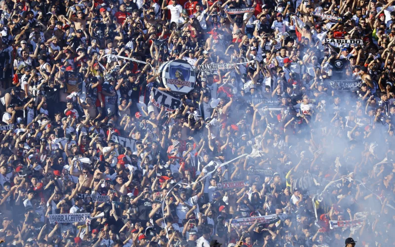 Hinchas de Colo-Colo apostados en el sector norte del Estadio Nacional durante la Supercopa 2024 ante Huachipato.