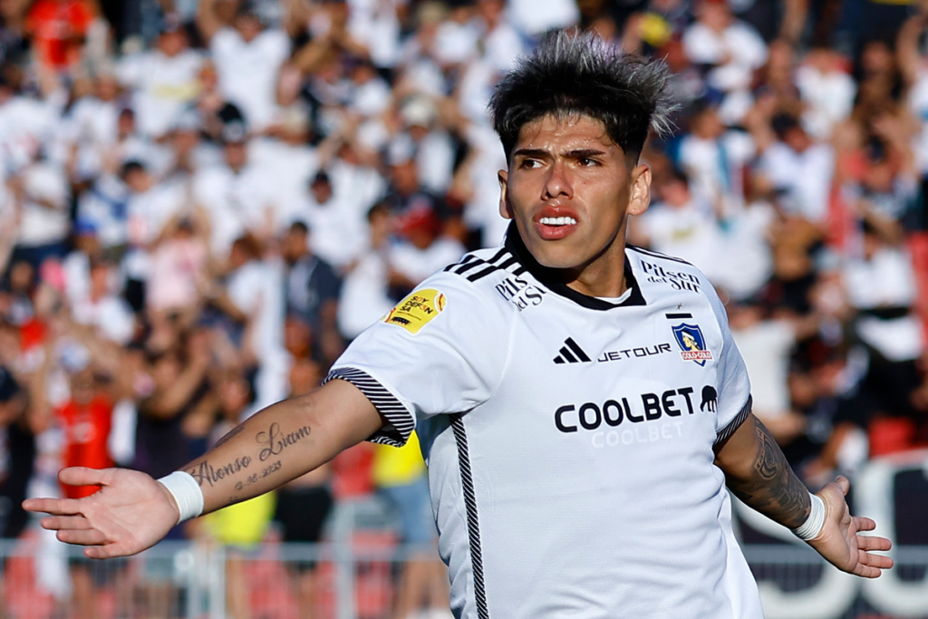 Carlos Palacios con los brazos extendidos celebra el 1-0 parcial de Colo-Colo sobre Huachipato en la Supercopa 2024.