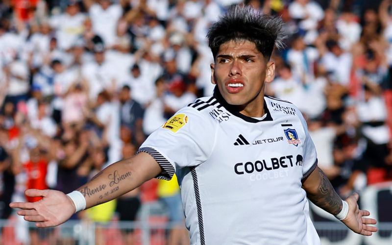 Carlos Palacios con los brazos extendidos celebra el 1-0 parcial de Colo-Colo sobre Huachipato en la Supercopa 2024.