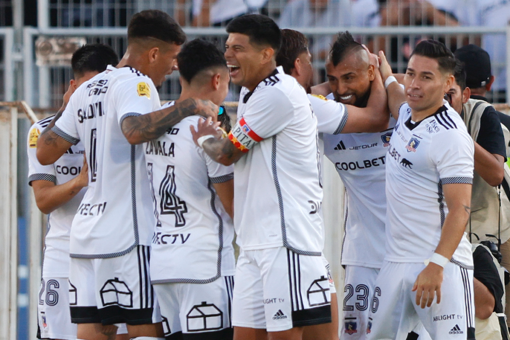 Futbolistas de Colo-Colo se abrazan y celebran un gol durante la Supercopa 2024 ante Huachipato.