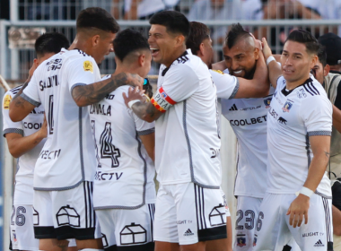Futbolistas de Colo-Colo se abrazan y celebran un gol durante la Supercopa 2024 ante Huachipato.