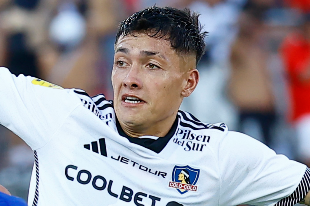 Cristián Zavala con cara de concentración en pleno partido con la camiseta de Colo-Colo durante la temporada 2024.