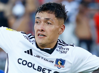 Cristián Zavala con cara de concentración en pleno partido con la camiseta de Colo-Colo durante la temporada 2024.