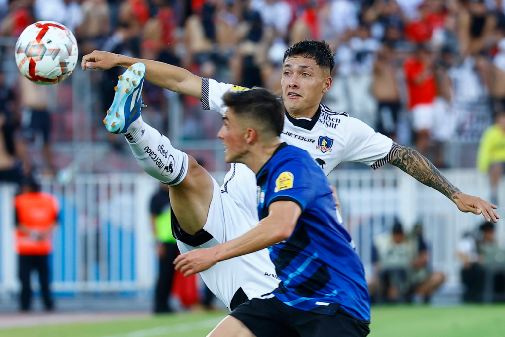 Cristián Zavala disputando un balón en plena Supercopa 2024 ante un jugador de Huachipato.