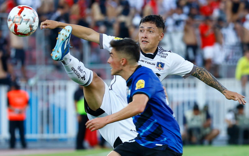 Cristián Zavala disputando un balón en plena Supercopa 2024 ante un jugador de Huachipato.