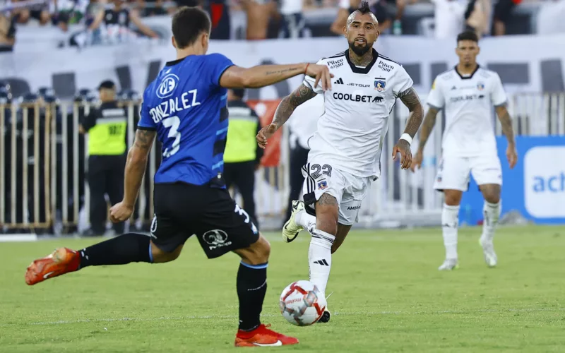 Arturo Vidal en partido de Colo-Colo ante Huachipato.